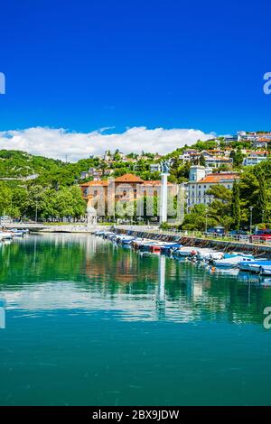 Kroatien, Stadt Rijeka, Blick auf die Skyline von Delta und Rjecina über die Boote vor, bunte alte Gebäude, Denkmäler und Trsat auf dem Hügel in Stockfoto
