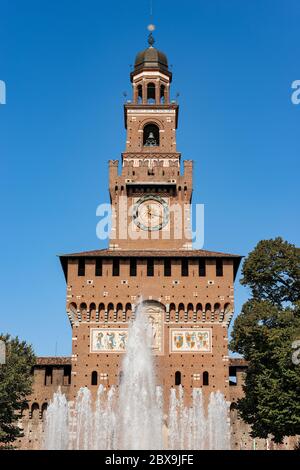 Castello Sforzesco. Nahaufnahme der Hauptfassade des Castello Sforza (XV Jahrhundert), Uhrturm und Brunnen. Piazza Castello, Mailand, Lombardei, Italien Stockfoto