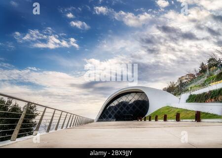 Das Ravello Auditorium Gebäude in einem sonnigen Tag mit schönen bewölkten Himmel. Moderne Struktur in Ravello, Amalfiküste, Italien. Stockfoto