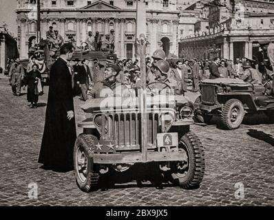 US-General Mark Clark im Gespräch mit einem Priester vor der Kathedrale St. Peter nach der Schlacht um Rom im Zweiten Weltkrieg im Mai 1944. Stockfoto