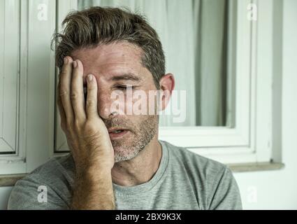 Dramatische Porträt von mittleren Alters traurig und depressiv Mann in Schmerzen Gefühl gestresst und frustriert leiden Depression Problem und Angst Krise suchen Stockfoto