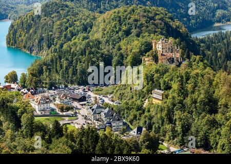 Schloss Hohenschwangau mit Schwansee und Alpsee, Bayerische Alpen, Schwangau, Deutschland, Europa. Stockfoto