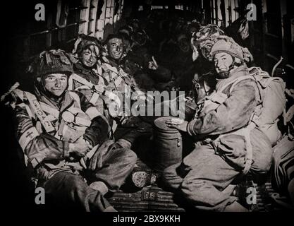 Britische Fallschirmjäger unterwegs in die Normandie während der alliierten Invasion der Normandie in der Operation Overlord während des Zweiten Weltkriegs Die Operation Neptun, die oft als D-Day bezeichnet wird, war die größte Seefahrt-Invasion der Geschichte. Die Operation begann mit der Befreiung des von Deutschland besetzten Frankreichs (und später Westeuropas) und legte den Grundstein für den Sieg der Alliierten an der Westfront. Stockfoto