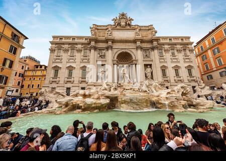 Trevibrunnen (Fontana di Trevi 1732-1762) und Palazzo Poli, in Rom voller Touristen. UNESCO-Weltkulturerbe, Latium, Italien, Europa. Stockfoto