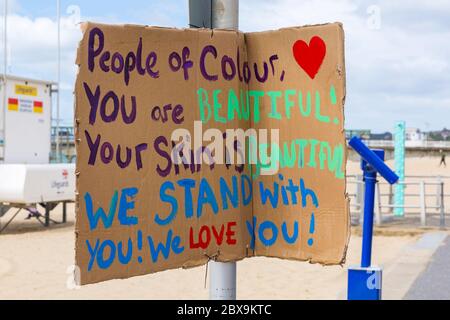 Menschen der Farbe Sie sind schön Ihre Haut ist schön wir stehen mit Ihnen wir lieben Sie für Black Lives Matter Anti-Rassismus Protest in Bournemouth unterzeichnen Stockfoto