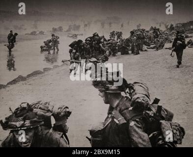 Britische Truppen auf einem französischen Strand am Dienstag, 6. Juni 1944, um an der alliierten Invasion der Normandie in der Operation Overlord während des Zweiten Weltkriegs teilnehmen. Die Operation Neptun, die oft als D-Day bezeichnet wird, war die größte Seefahrt-Invasion der Geschichte. Die Operation begann mit der Befreiung des von Deutschland besetzten Frankreichs (und später Westeuropas) und legte den Grundstein für den Sieg der Alliierten an der Westfront. Stockfoto