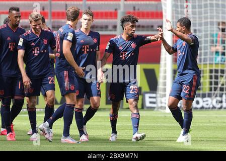Leverkusen, 6. Juni 2020, Kingsley COMAN, FCB 29 feiert sein 1-1-Tor, glücklich, lachen, feiern, mit Serge GNABRY, FCB 22 Benjamin PAVARD, FCB 5 Thomas MÜLLER, MÜLLER, FCB 25 Jerome BOATENG (FCB 17) Beim 1.Bundesliga Spiel BAYER 04 LEVERKUSEN - FC BAYERN MÜNCHEN in der Saison 2019/2020:00 Spieltag 30. Foto: © Peter Schatz / Alamy Live News / Ralf Ibing/Firo/Pool - DFL-BESTIMMUNGEN VERBIETEN DIE VERWENDUNG VON FOTOS als BILDSEQUENZEN und/oder QUASI-VIDEO - Nationale und internationale Nachrichtenagenturen NUR zur redaktionellen Verwendung Quelle: Peter Schatz/Alamy Live News Stockfoto