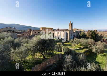 Mittelalterliches Dorf Monteriggioni. Kirche Santa Maria Assunta (XIII Jahrhundert) und die umliegende Mauer. Siena Provinz, Toskana, Italien, Europa Stockfoto