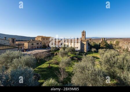 Mittelalterliches Dorf Monteriggioni. Kirche Santa Maria Assunta (XIII Jahrhundert) und die umliegende Mauer. Siena Provinz, Toskana, Italien, Europa Stockfoto