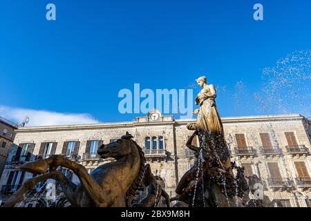 Nahaufnahme des Brunnens von Diana, Archimedes Platz (1907 von Giulio Moschetti) in der Innenstadt von Ortigia (Ortygia Insel), Syrakus, Sizilien, Italien. Stockfoto