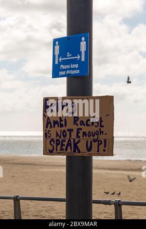 Anti-Rassist zu sein ist nicht genug. Sprechen Sie sich für Black Lives Matter Anti-Rassismus-Protest in Bournemouth, Dorset UK im Juni Stockfoto