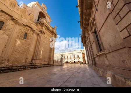 Kathedrale und Minerva Platz in der Innenstadt der Insel Ortygia (Isola di Ortigia, Piazza del Duomo), Syrakus, Sizilien Insel, Italien, Europa Stockfoto