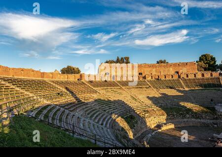 Altgriechisches und römisches Theater bei Sonnenuntergang in Taormina, Messina, Sizilien, Italien (II Jahrhundert n. Chr.) Stockfoto