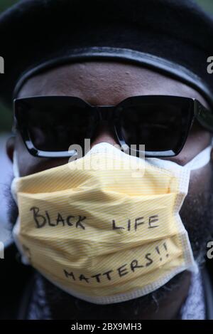 Moses Ehinoma nimmt an einer Protestkundgebung vor der US-Botschaft in Dublin Teil, in Erinnerung an George Floyd, der am 25. Mai in Polizeigewahrsam in der US-Stadt Minneapolis getötet wurde. Stockfoto