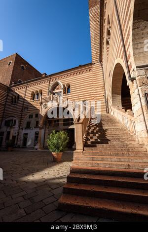 Mittelalterlicher Palazzo della Ragione (Palast der Vernunft) mit der berühmten Treppe (Scala della Ragione) in Verona Innenstadt, Venetien, Italien, Südeuropa. Stockfoto