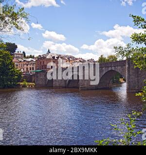 Pont St. Etienne Brücke über den Fluss Vienne aus dem 13. Jahrhundert in Limoges, Frankreich Stockfoto