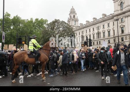 London, Großbritannien. Juni 2020. Demonstration Von Black Lives Matter, Parliament Square, London. Demonstranten versammeln sich auf dem Palriament Square, um Solidarität mit denen zu zeigen, die in den USA über den Tod von George Floyd durch die Polizei in Minneapolis demonstrieren. Quelle: Peter Hogan/Alamy Live News Stockfoto