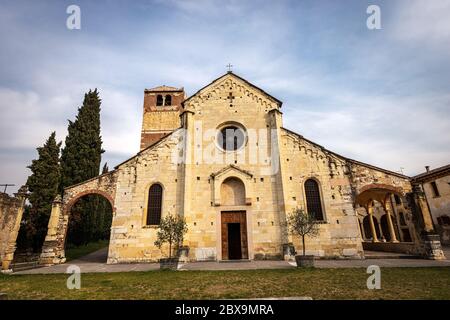 Pfarrkirche San Floriano im romanischen Stil (XII - XVIII Jahrhundert), San Pietro in Cariano in der Nähe von Verona, Valpolicella, Venetien, Italien, Europa Stockfoto