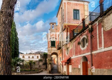 Altes rotes Gebäude in der Altstadt von Ravello, Amalfiküste, Kampanien, Neapel, Italien. Hochwertige Fotos Stockfoto