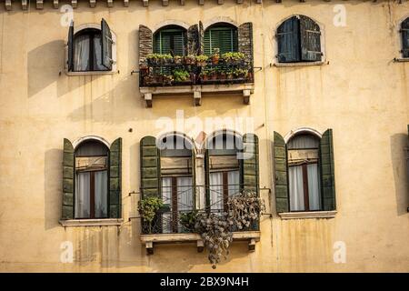 Venedig Innenstadt, Nahaufnahme eines alten Hauses mit Fenstern und Balkonen. UNESCO-Welterbe, Venetien, Italien, Europa Stockfoto