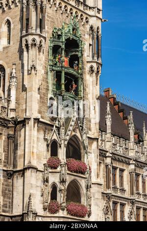 Das Neue Rathaus und das Glockenspiel. Neues Rathaus von München mit dem alten Glockenspiel im neugotischen Stil am Marienplatz. Bayern, Deutschland, Europa Stockfoto