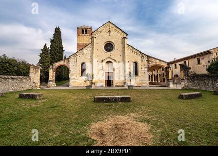 Pfarrkirche San Floriano im romanischen Stil (XII - XVIII Jahrhundert), San Pietro in Cariano in der Nähe von Verona, Valpolicella, Venetien, Italien, Europa Stockfoto