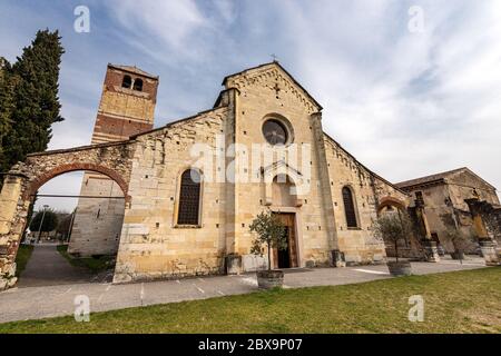 Pfarrkirche San Floriano im romanischen Stil (XII - XVIII Jahrhundert), San Pietro in Cariano in der Nähe von Verona, Valpolicella, Venetien, Italien, Europa Stockfoto