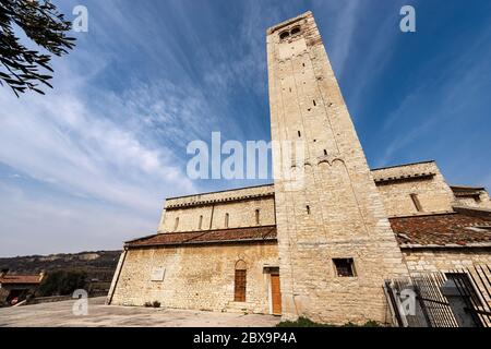 Romanische Pfarrkirche San Giorgio di Valpolicella oder Ingannapoltron (VII - XI Jahrhundert), mit dem Glockenturm und Kreuzgang. Venetien, Verona, Italien, Eu Stockfoto