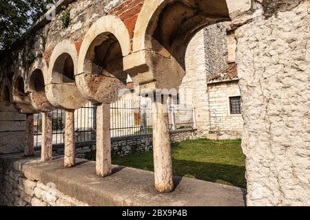 Kloster der Pfarrkirche San Giorgio di Valpolicella oder Ingannapoltron im romanischen Stil (VII - XI Jahrhundert). Verona, Venetien, Italien Stockfoto