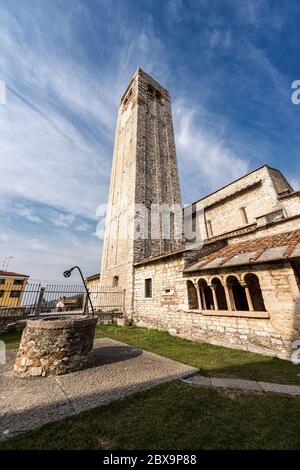 Romanische Pfarrkirche San Giorgio di Valpolicella oder Ingannapoltron (VII - XI Jahrhundert), mit dem Glockenturm und Kreuzgang. Venetien, Verona, Italien, Eu Stockfoto