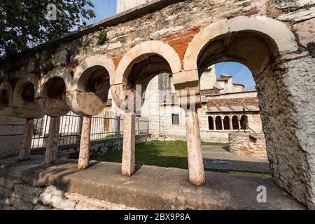 Kreuzgang der Pfarrkirche San Giorgio di Valpolicella oder Ingannapoltron im romanischen Stil (VII - XI Jahrhundert). Verona, Venetien, Italien, Europa Stockfoto