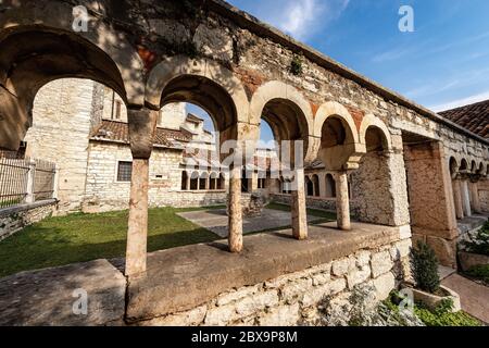 Kreuzgang der Pfarrkirche San Giorgio di Valpolicella oder Ingannapoltron im romanischen Stil (VII - XI Jahrhundert). Verona, Venetien, Italien, Europa Stockfoto