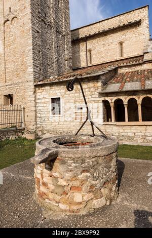 Kreuzgang mit Brunnen, Pfarrkirche San Giorgio di Valpolicella oder Ingannapoltron im romanischen Stil (VII - XI Jahrhundert). Verona, Venetien, Italien Stockfoto