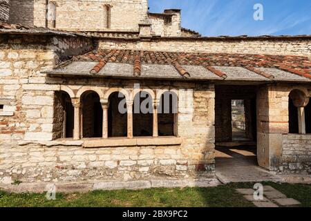 Kreuzgang der Pfarrkirche San Giorgio di Valpolicella oder Ingannapoltron im romanischen Stil (VII - XI Jahrhundert). Verona, Venetien, Italien, Europa Stockfoto