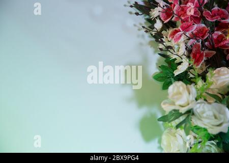 Rosen Girlande Künstliche Seide Blumen . Nahtlose Bordüre mit weißen Rosen. Isoliert auf weißem Hintergrund. Freier Platz zum Schreiben . Girlande von großen Stockfoto