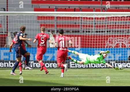 Leverkusen, 6. Juni 2020, FCB Leon Goretzka , Tor , Treffer , 2:1 , Bayer Torwart , Torhüter , Torwart , Lukáš Hrádecký , Lukas Hradecky , beim 1.Bundesliga-Spiel BAYER 04 LEVERKUSEN - FC BAYERN MÜNCHEN in der Spielzeit 2019/2020:00 Spieltag 30. Foto: © Peter Schatz / Alamy Live News / Ralf Ibing/Firo/Pool - die DFL-BESTIMMUNGEN VERBIETEN DIE VERWENDUNG VON FOTOS als BILDSEQUENZEN und/oder QUASI-VIDEO - Nationale und internationale Nachrichtenagenturen DÜRFEN NUR redaktionell verwendet werden Stockfoto