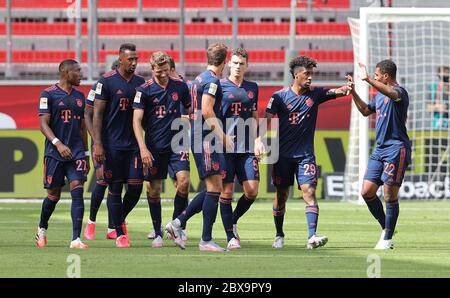 Stadt Leverkusen, Deutschland. Juni 2020. Jubilation, Goaljubel, mehr als 5 fünf Spieler, nach dem 1:1, FCB Kingsley Coman, FCB Thomas Muller, Müller, FCB David Alaba, FCB Leon Goretzka, FCB Benjamin Pavard, Sport: Fußball: 1.Bundesliga: Saison 19/20: 06.06.2020 30. Spieltag: Bayer Leverkusen - FC Bayern München München Quelle: Ralf Ibing/firosportphoto/POOL weltweit/dpa/Alamy Live News Stockfoto