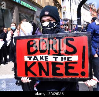 Ein Protest von Black Lives Matter im Zentrum von Manchester, England, Großbritannien am 6. Juni 2020, an dem viele Tausende von Demonstranten teilnahmen, in Solidarität mit den Demonstranten in den USA bezüglich des Todes von George Floyd. Floyd, ein afroamerikanischer Mann, starb am 25. Mai 2020 in Minneapolis, Minnesota, USA, während er von 4 Polizeibeamten verhaftet wurde, nachdem ein Verkäufer behauptet hatte, er habe versucht, mit einer gefälschten 20-Dollar-Rechnung zu bezahlen. Stockfoto