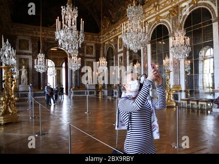 Versailles, Frankreich. Juni 2020. Am 6. Juni 2020 besuchen die Menschen das Schloss Versailles (Schloss von Versailles) an seinem Tag der Wiedereröffnung in der Nähe von Paris, Frankreich. Das Schloss Versailles wurde am Samstag nach 82-tägiger Schließung nach der Schließung wieder eröffnet, um die Ausbreitung der COVID-19 zu verhindern. Kredit: Gao Jing/Xinhua/Alamy Live News Stockfoto