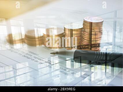 Doppelte Belichtung der Münzstapel, die an das Wachstumsdiagramm und Büro im modernen Stadthintergrund, an das Finanz- und Bankkonzept erinnern Stockfoto