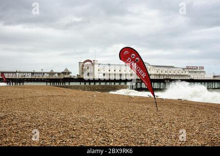 Brighton, East Sussex, Großbritannien, 6. Juni 2020. Warnflaggen sind oben, da starke Winde Besucher vom Strand am Brighton Pier an diesem Wochenende halten. Quelle: Julia Claxton/Alamy Live News Stockfoto