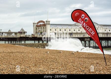 Brighton, East Sussex, Großbritannien, 6. Juni 2020. Warnflaggen sind oben, da starke Winde Besucher vom Strand am Brighton Pier an diesem Wochenende halten. Quelle: Julia Claxton/Alamy Live News Stockfoto