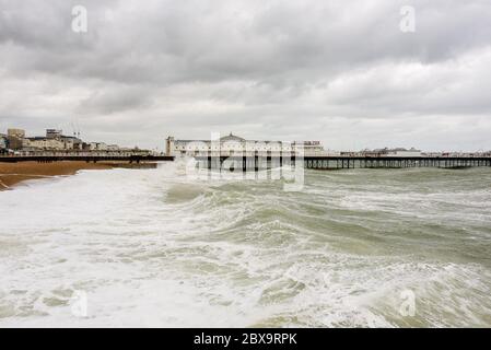 Brighton, East Sussex, Großbritannien, 6. Juni 2020. Starke Brandung und starke Winde halten den Strand am Brighton Pier an diesem Wochenende ruhig. Quelle: Julia Claxton/Alamy Live News Stockfoto