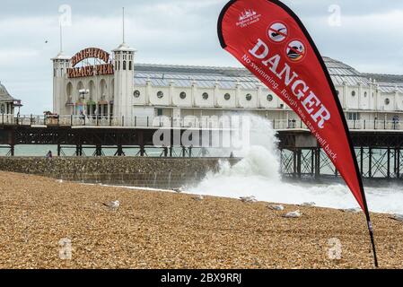 Brighton, East Sussex, Großbritannien, 6. Juni 2020. Warnflaggen sind oben, da starke Winde Besucher vom Strand am Brighton Pier an diesem Wochenende halten. Quelle: Julia Claxton/Alamy Live News Stockfoto