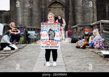 Caerphilly, Wales, Großbritannien. Juni 2020. Schwarze Leben sind wichtig Protest vor Caerphilly Castle. Wales, Großbritannien. Juni 2020. Kredit: Tracey Paddison/Alamy Live News Stockfoto