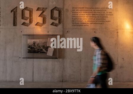 Ein Besucher geht vor einem historischen Bild des Zweiten Weltkriegs im Holocaust-Denkmal in Radegast Station. Lodz. Polen, Europa Stockfoto