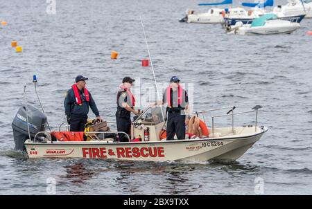 Saint John, New Brunswick, Kanada - 26. August 2017: Dragon Boat Festival. Fire & Rescue Boot unterwegs mit drei uniformierten Männern an Bord. Stockfoto