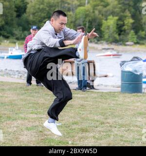 Saint John, New Brunswick, Kanada - 26. August 2017: Veranstaltungen beim Dragon Boat Festival. Ein Asiat demonstriert Tai Chi. Stockfoto