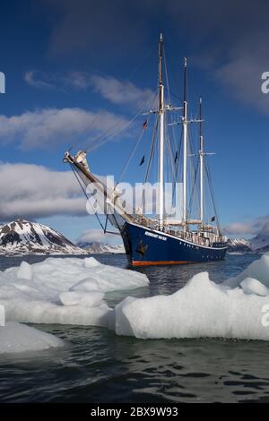 Das Segelschiff SV Rembrandt van Rijn vor Anker inmitten der Eisschollen vor der Küste von Svalbard im Arktischen Ozean. Stockfoto