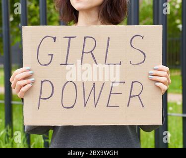 Girl Power Concept. Unkenntlich Person hält Zeichen mit Text über Feminismus Stockfoto